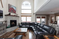 SKI IN/OUT, HOT TUB. 4 Bed 4.5 bath, 3 Kings, sleeps 20! 45 min to Glacier. - Hot Tub
