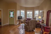 Historical Victorian with Modern Touch. Garage with EV Charger - Wifi