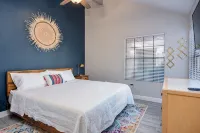 Walk to Cubs stadium ! Centrally Located Cozy Modern Condo - 방갈로