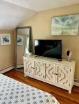 BEACH BUM CARRIAGE HOUSE with kayaks - steps to beach, park, marinas & brewery! - Wifi