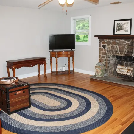 Guilford home -self check in, off-street parking