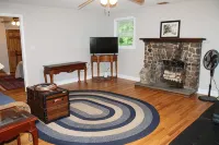 Guilford home -self check in, off-street parking