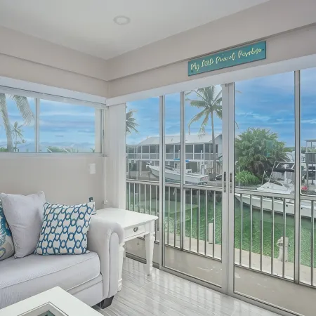 Atlantic side, quiet neighborhood ~ 3 Bed 2.5 Bath, dock, pool / hot tub, kayak