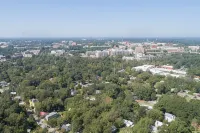 Upscale 4BR Walk to Stadium and Downtown - 4 stjerner