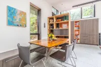Hip Modern Studio in serene central Bellevue with AC, WiFi, Kitchen, TV