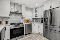 FREE Parking Modern Duplex King Beds near EWR& NYC - Holiday Apartments