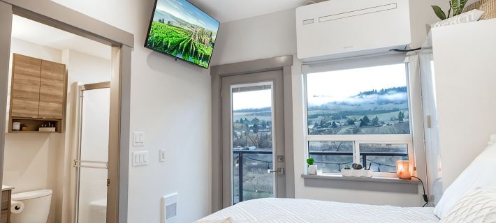 Lake Okanagan Beach Condo w/ Private Buoy, AC, Heated Outdoor Pool, Patio, Sups 弗農住宿飯店