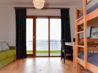 Spacious, luxurious house with a lot of natural wood 格雷尼維克住宿飯店
