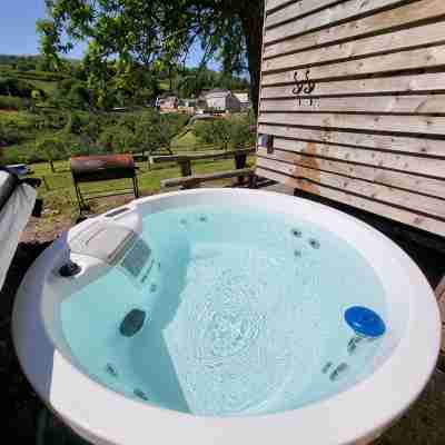 Plum Hut, romantic shepherd hut retreat with log burner, hot tub, pet friendly! Fitness & Recreational Facilities