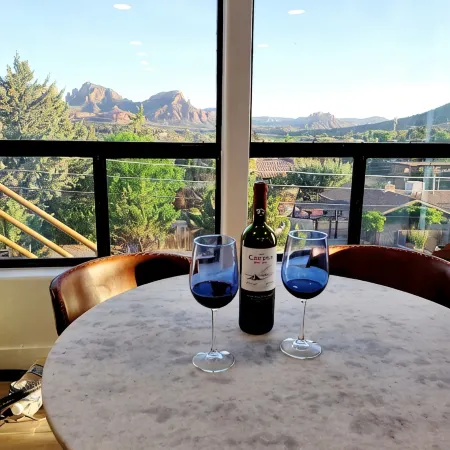 Expansive 270° Red Rock Views, nearby Hiking, Hot Tub, 4-minute walk to uptown!