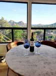 Expansive 270° Red Rock Views, nearby Hiking, Hot Tub, 4-minute walk to uptown! - 4-نجوم