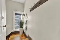 Fun, Style & Comfort Eastside Downtown 4 Bedroom Townhome Near Attractions - شرفة