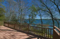 Waterfront Mashpee 5Bed/3Bath house with AC and WiFi w/ Private Beach