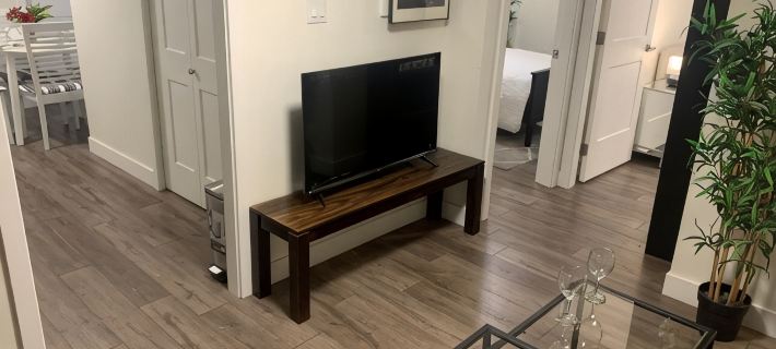Modern, stylish, bright and peaceful 2 Bedroom New Suite. Fully licensed Hoteles en Burnaby