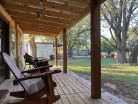 3 Sisters Crossroads Cottage with Big Porch, close to Lost Maples - Wifi