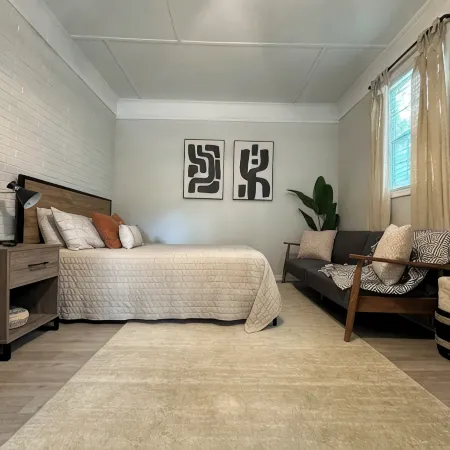 Modern And Spacious Studio Retreat Отели рядом с достопримечательностью «Торговый центр Triangle Town Center»