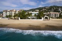 Casa La Playa, a 6 Bedroom FULLY STAFFED, MODERN BEACHFRONT VILLA,  Walk to Town - Villas