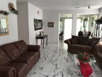 Gorgeous Clean 4 Bedroom Glendale Vacation Home + Wi-Fi - 2-Star