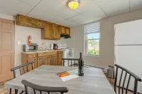 Hell's Kitchen, Apt #11-Bedroom Apartment Just a Short Walk to Hershey Theatre - 3-Star