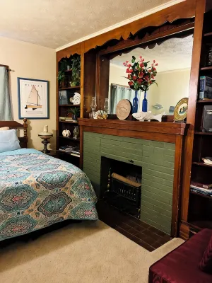 Buckeye Bungalow-Charming 2-bedroom apartment in Youngstown - 2-Star