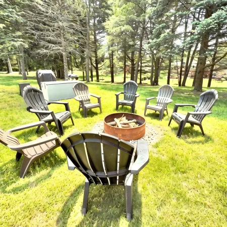 Perfect Summer Getaway- 2 Bed, Large Private Yard, Ravine Lot, Gameroom
