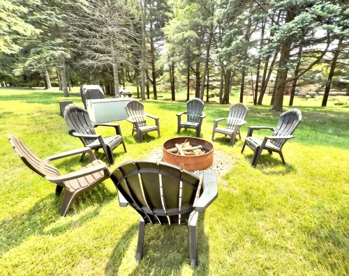 Perfect Summer Getaway- 2 Bed, Large Private Yard, Ravine Lot, Gameroom - 4 tähden