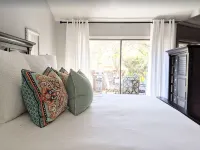 🌟LOCATION! Very Nice 2 BD 2BA Directly Across From Resort-Pool Grill Sleeps 6🏊 - 2-Star