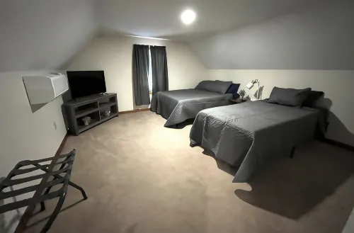 Great Location ONLY 5 Blocks to Beach - 2-Star