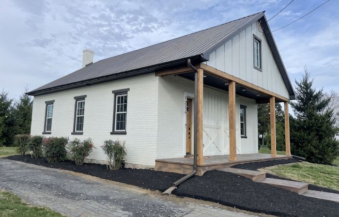 Newly renovated 1800’s one room schoolhouse with modern comforts and a hot tub!