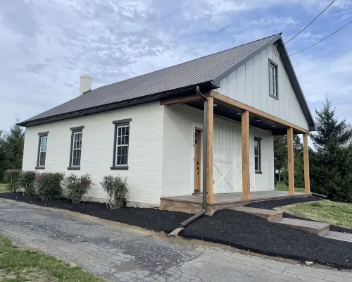 Newly renovated 1800’s one room schoolhouse with modern comforts and a hot tub! Hotels in Rapho Township