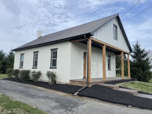 Newly renovated 1800’s one room schoolhouse with modern comforts and a hot tub! - Wifi