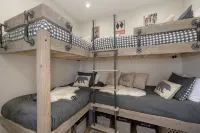 Brand new Grand Park retreat! Private hot tub and custom bunk room! - balcony