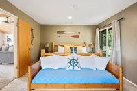 Mountain Retreat on 5 Acres with Nature Views, Deck, Hot Tub, EV Charging - شاليه