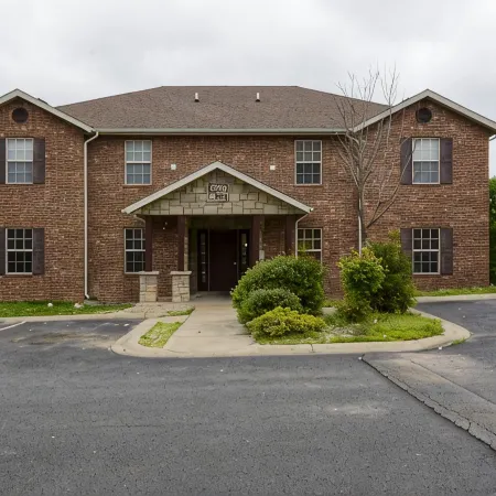 Abi's Place, No Stairs! Central Location! Stylish! 3 BDRM 2 BA, Pool Available