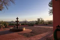 Luxe Guest House with Hot Tub + Pool - Holiday bungalows