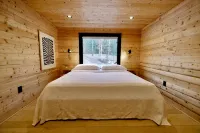Dreamtime Hillside Cabin w/ hot tub, fire pit, expansive deck - Hytter