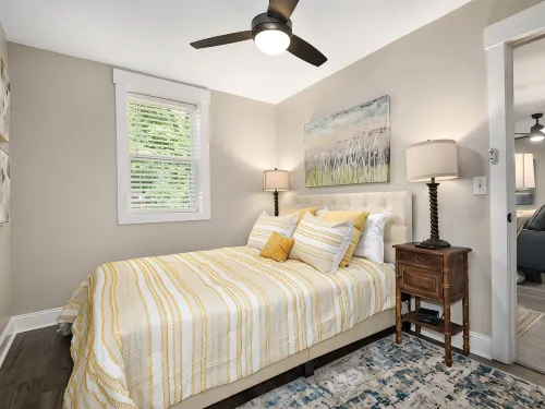 2 Bedroom Pet Friendly Apt w/ full kitchen; Private fenced Backyard; Great Wifi - Wifi