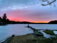 Rustic 2-bedroom cabin on Boyd Pond - Alphydda