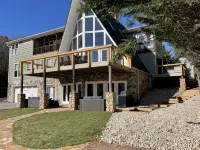 The Chalet on Lake Wylie, 5000 sq ft, Sleeps16, Pet Friendly, Close to Charlotte - 4-Star