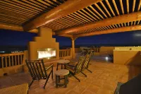 CUSTOM BUILT STUNNING Home Towering above the Colorado River/Lake Pow - 4つ星
