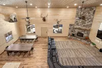Cabin Lodge at Panguitch Lake Sleeps 18, wifi, good roads, year round access - Chalets