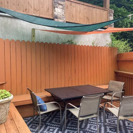 Spacious & equipped 1 bedroom in historical Carriage House + Deck  & BBQ and W/D
