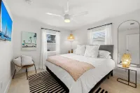 Bright and Beachy Pool Home - بوتيك