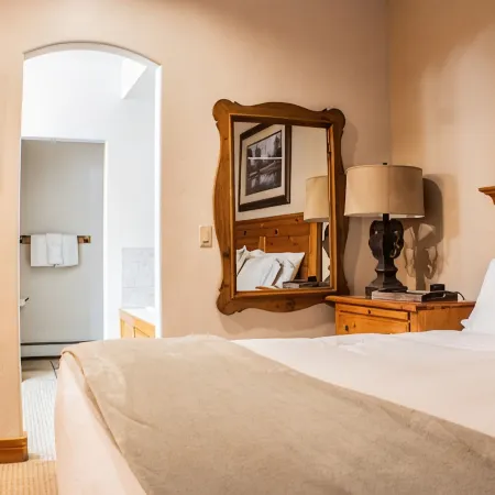 Mountain 4bed 5bath Townhome w Pool, Hot tub, Shuttle, just steps to base.