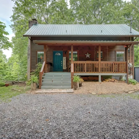 Charming cabin with 3 bedrooms and hot tub in Blue Ridge