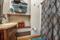 Check It Out! Great Location Large Priv w/Parking - พร้อมระเบียง