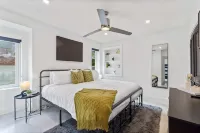Family-Friendly Gainesville Home - Walk to UF - Pool + Sleeps 16 - balcón