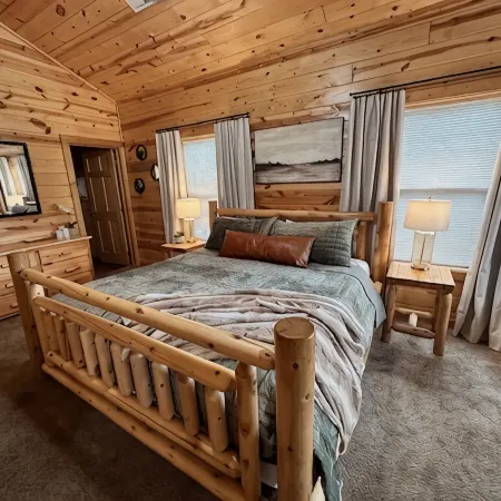 Newer Cabin, Sleeps 6, 2 King Suites, THEATER, Hot Tub, Resort Pool,1 mi to Pkwy