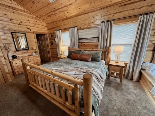 Newer Cabin, Sleeps 6, 2 King Suites, THEATER, Hot Tub, Resort Pool,1 mi to Pkwy - 小木屋