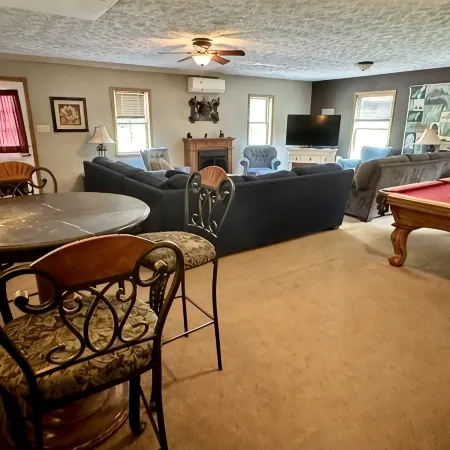 Alvie House: 5 min from Wisp&DCL, Outdoor Fire Pit, Fireplaces, Country Kitchen